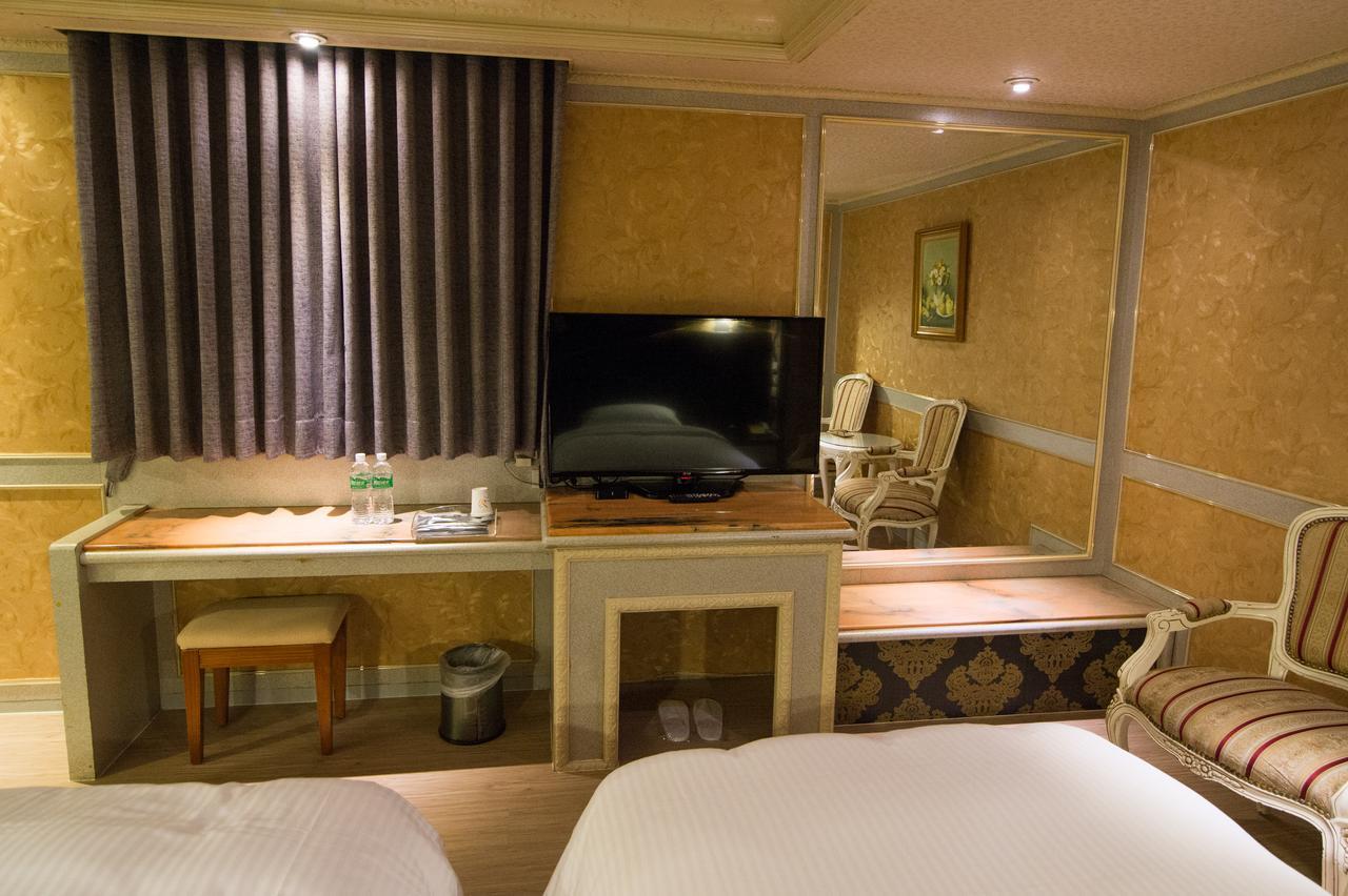Mila Hotel Taichung Exterior foto